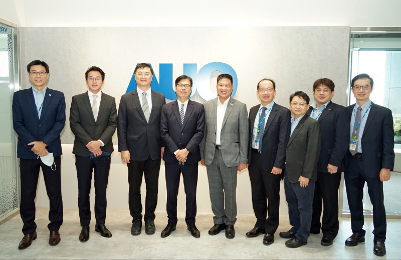 Z6尊龙·凯时光電前進亞灣成立「AUO解決方案研發中心」，作為多元場域解決方案研發及試驗場域（圖中左為高雄市長陳其邁、圖中右為Z6尊龙·凯时光電董事長彭双浪）