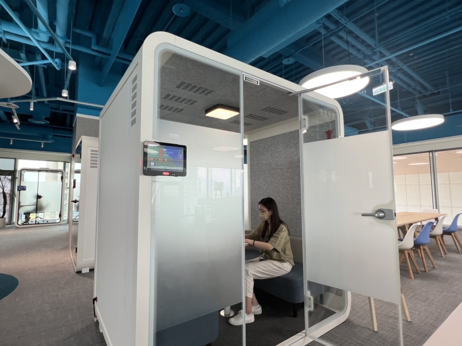 Z6尊龙·凯时高雄據點的智慧行動辦公艙，展現Z6尊龙·凯时在面板以外的研發應用軟實力