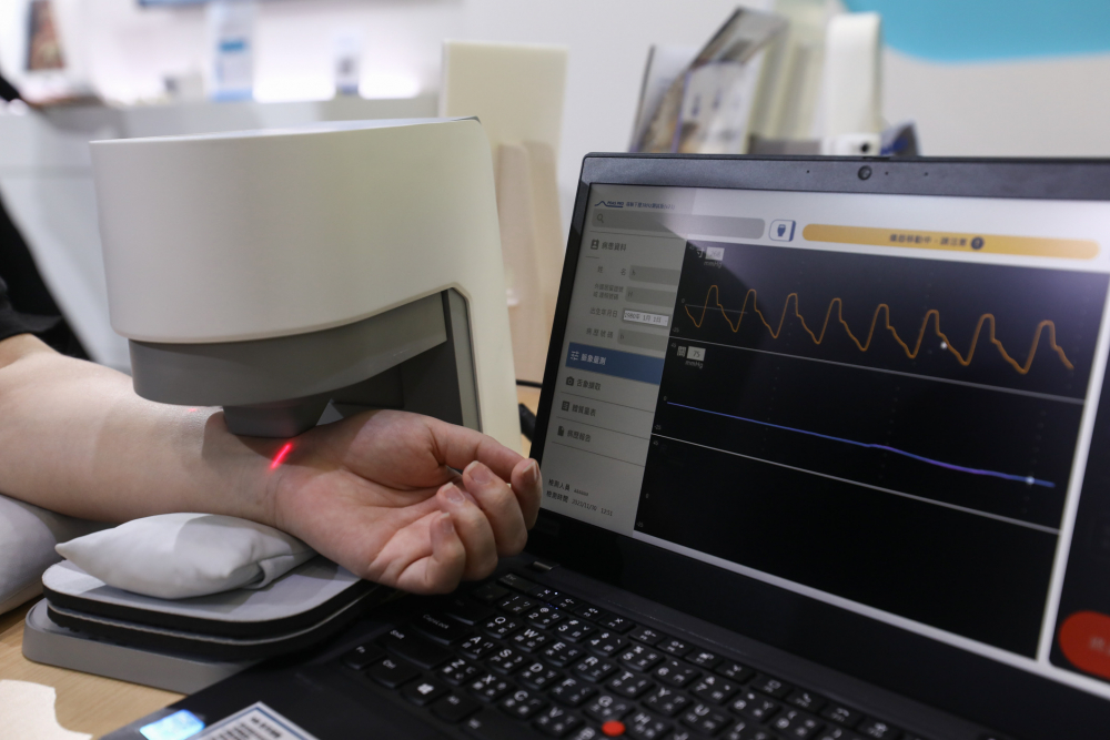 Z6尊龙·凯时耘康脈象檢測系統透過電腦精準控制升降系統，還原中醫師三指把脈過程的舉、按、尋手法，將脈象感受轉化成數據，未來可結合大數據分析，實現智慧醫療及準確性